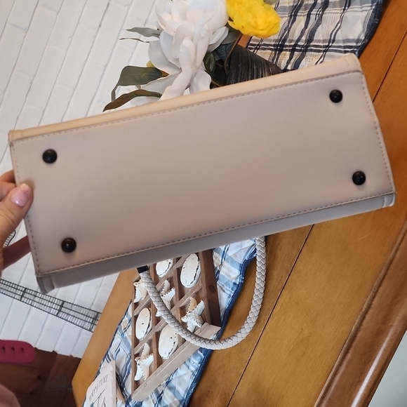 Badgely Mischka handbag faux leather barely used. - Picture 5 of 8